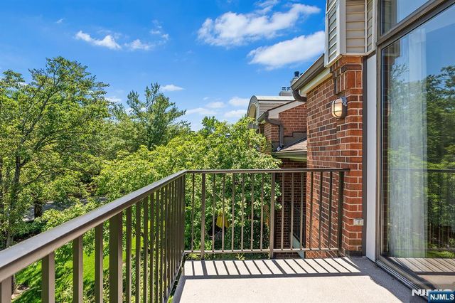8 Wadsworth Court, Teaneck, NJ 07666