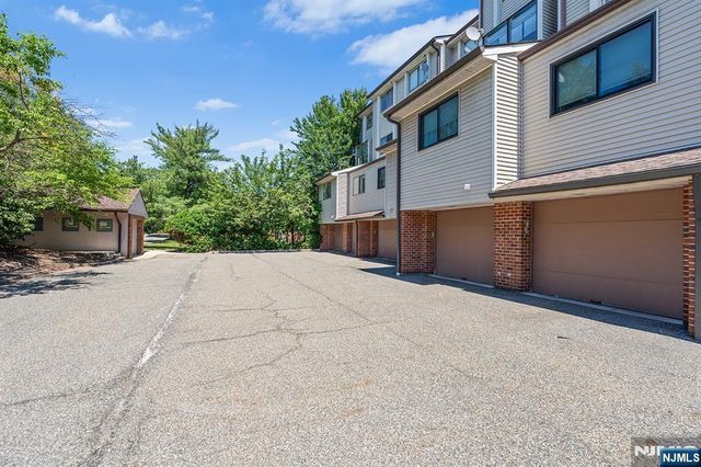 8 Wadsworth Court, Teaneck, NJ 07666