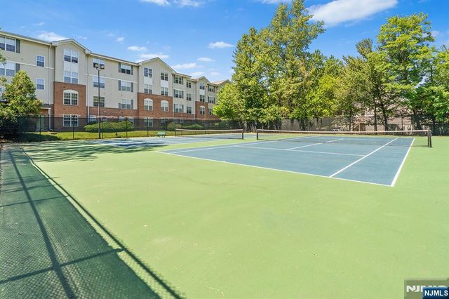8 Wadsworth Court, Teaneck, NJ 07666