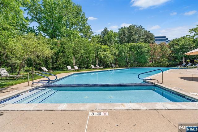 8 Wadsworth Court, Teaneck, NJ 07666