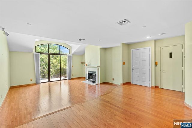 8 Wadsworth Court, Teaneck, NJ 07666