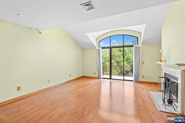 8 Wadsworth Court, Teaneck, NJ 07666