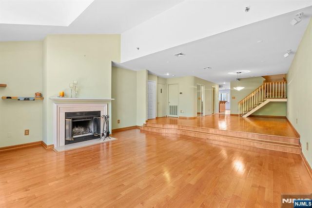 8 Wadsworth Court, Teaneck, NJ 07666