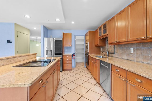 8 Wadsworth Court, Teaneck, NJ 07666