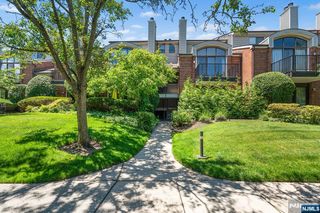 8 Wadsworth Court, Teaneck, NJ 07666