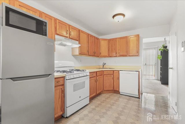 7 Lake Avenue 4b, East Brunswick, NJ 08816