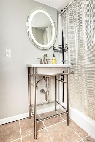 10748 Leebur Drive, St Louis, MO 63128