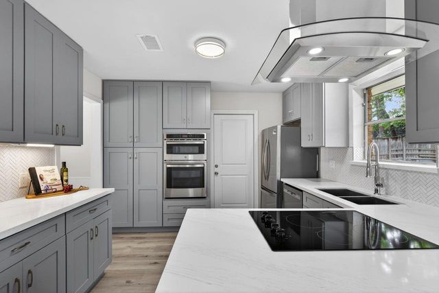 202 Oak Hollow Street, Conroe, TX 77301