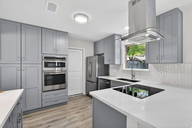 202 Oak Hollow Street, Conroe, TX 77301