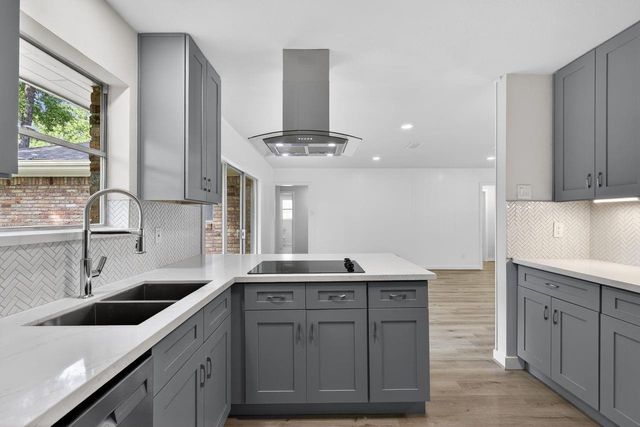 202 Oak Hollow Street, Conroe, TX 77301