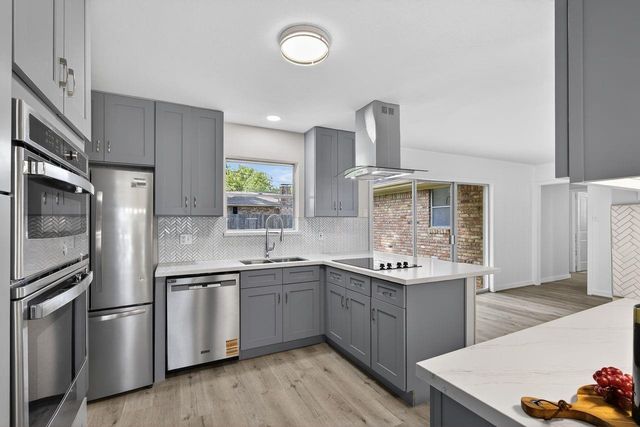 202 Oak Hollow Street, Conroe, TX 77301