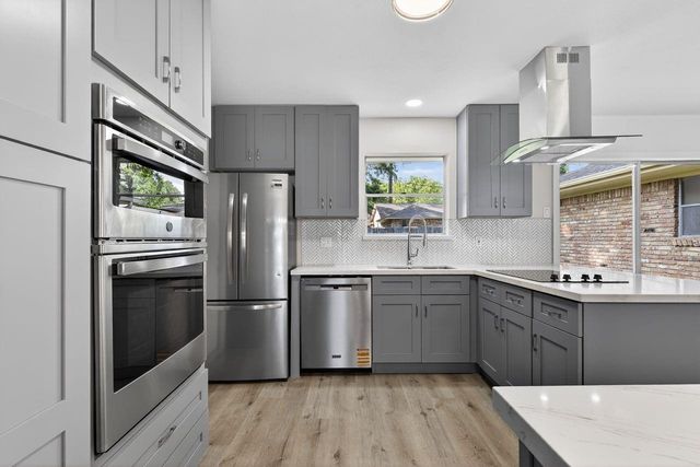 202 Oak Hollow Street, Conroe, TX 77301