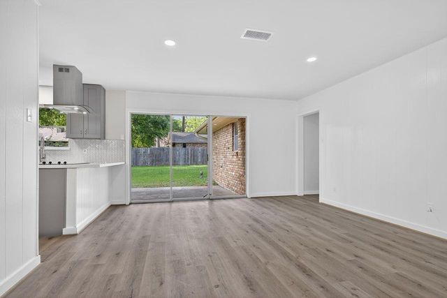 202 Oak Hollow Street, Conroe, TX 77301