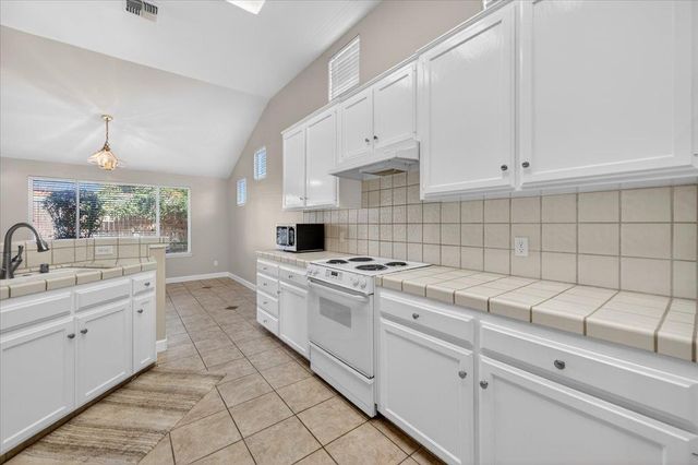 5950 W Chennault Avenue, Fresno, CA 93722