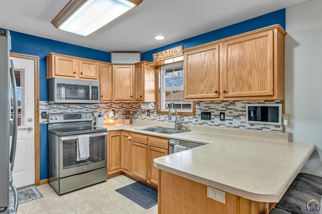 3839 NW Dondee LN, Topeka, KS 66618