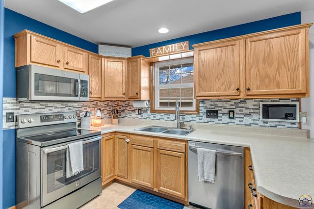 3839 NW Dondee LN, Topeka, KS 66618