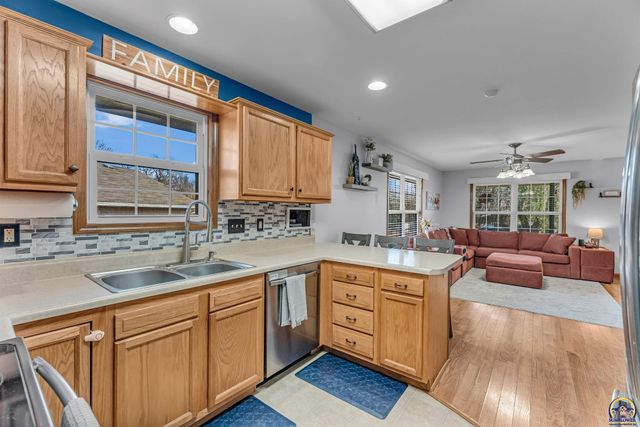 3839 NW Dondee LN, Topeka, KS 66618