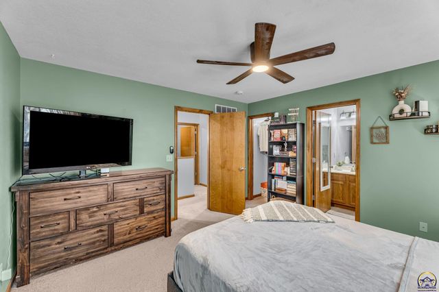 3839 NW Dondee LN, Topeka, KS 66618