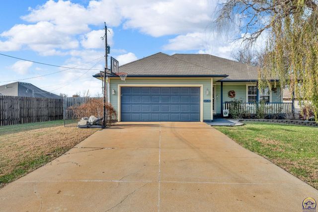 3839 NW Dondee LN, Topeka, KS 66618