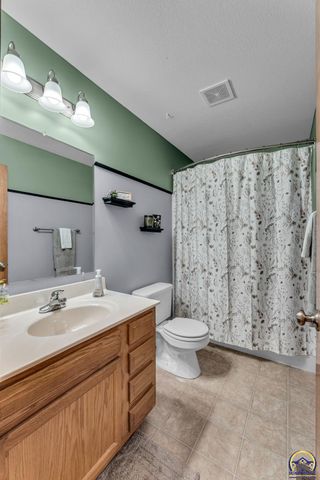 3839 NW Dondee LN, Topeka, KS 66618