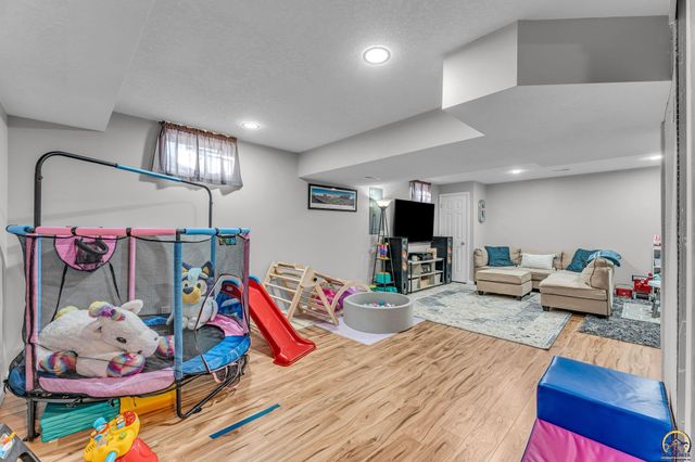 3839 NW Dondee LN, Topeka, KS 66618