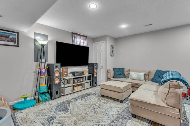 3839 NW Dondee LN, Topeka, KS 66618