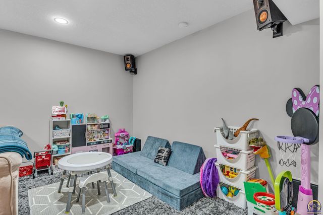 3839 NW Dondee LN, Topeka, KS 66618