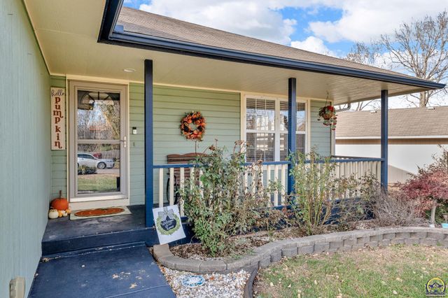 3839 NW Dondee LN, Topeka, KS 66618