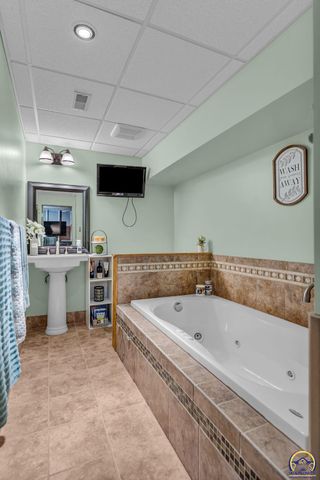 3839 NW Dondee LN, Topeka, KS 66618