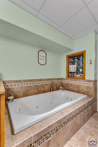 3839 NW Dondee LN, Topeka, KS 66618