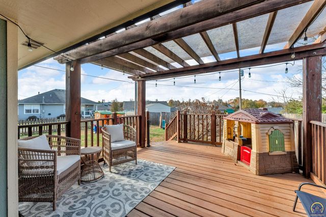 3839 NW Dondee LN, Topeka, KS 66618