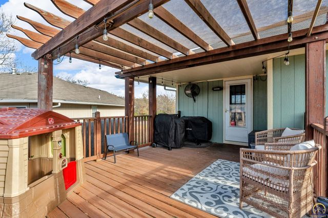 3839 NW Dondee LN, Topeka, KS 66618