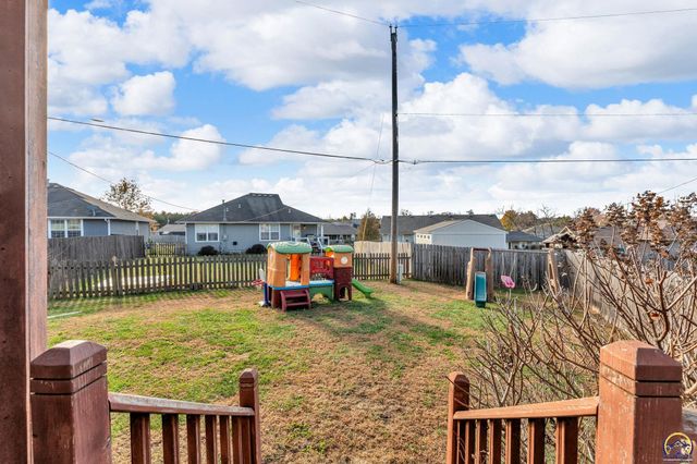 3839 NW Dondee LN, Topeka, KS 66618