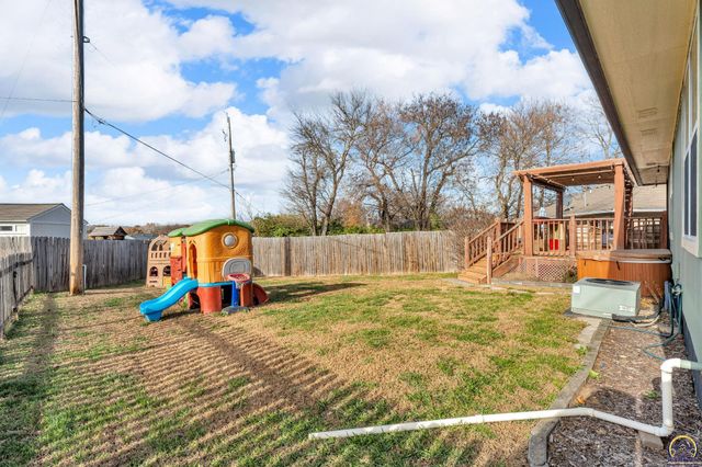 3839 NW Dondee LN, Topeka, KS 66618