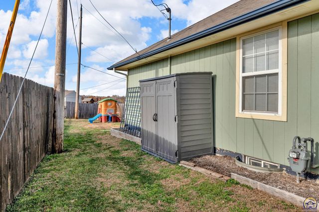 3839 NW Dondee LN, Topeka, KS 66618