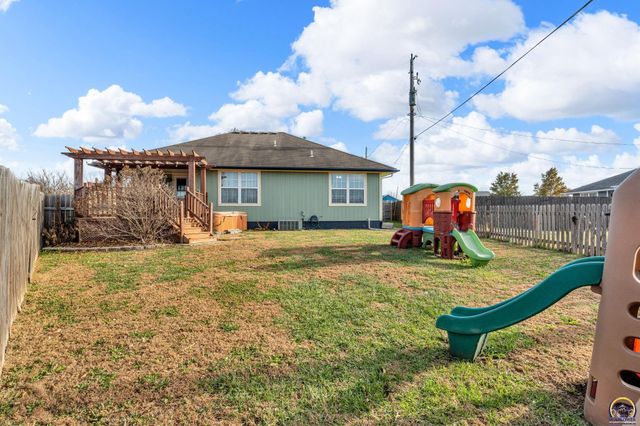 3839 NW Dondee LN, Topeka, KS 66618