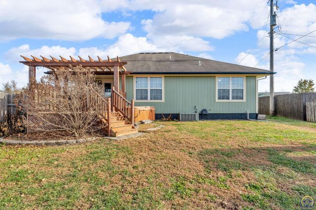 3839 NW Dondee LN, Topeka, KS 66618