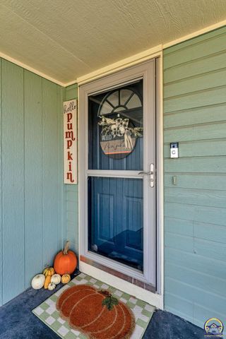 3839 NW Dondee LN, Topeka, KS 66618