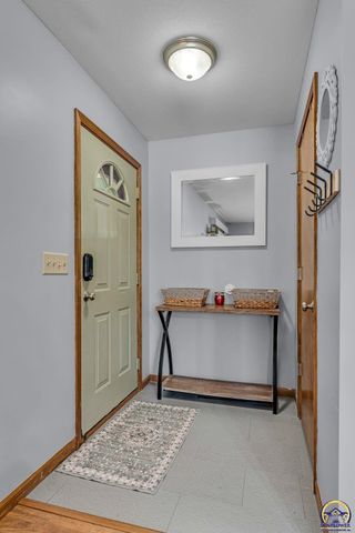 3839 NW Dondee LN, Topeka, KS 66618