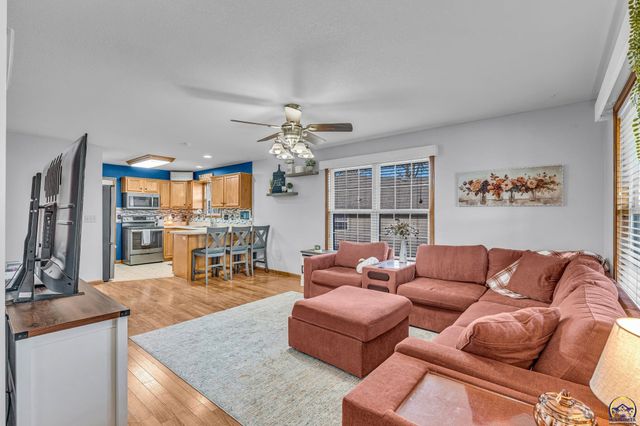 3839 NW Dondee LN, Topeka, KS 66618