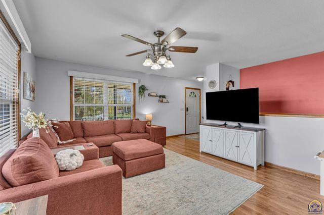 3839 NW Dondee LN, Topeka, KS 66618