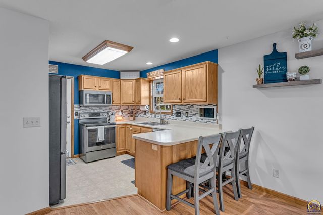 3839 NW Dondee LN, Topeka, KS 66618