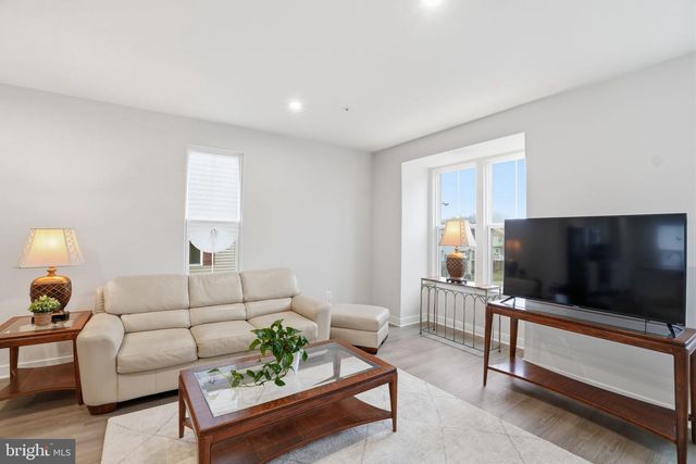 8437 HAMLIN ST, Lanham, MD 20706