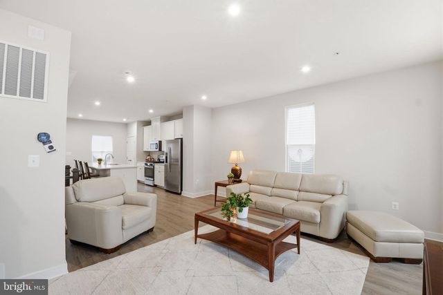 8437 HAMLIN ST, Lanham, MD 20706