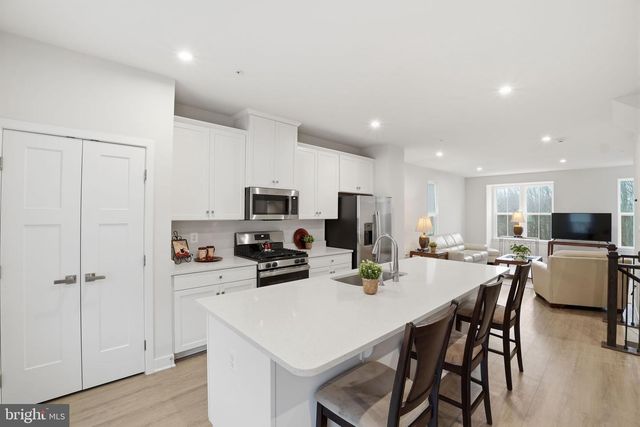 8437 HAMLIN ST, Lanham, MD 20706