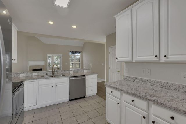 189 Pebble Creek Drive, Pataskala, OH 43062