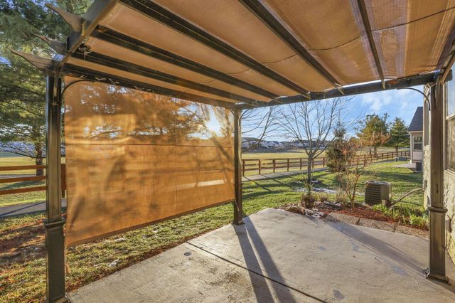 189 Pebble Creek Drive, Pataskala, OH 43062