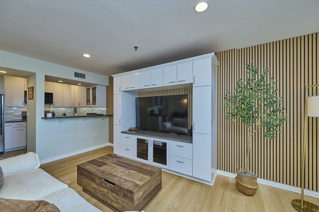 147 Kelton St 609, Boston, MA 02134