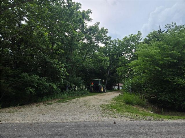 1619 E 318th Road, Lecompton, KS 66050