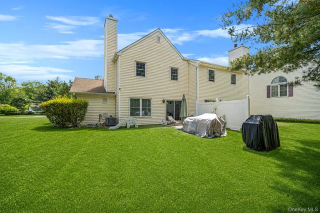 1 Thrush Path, Coram, NY 11727